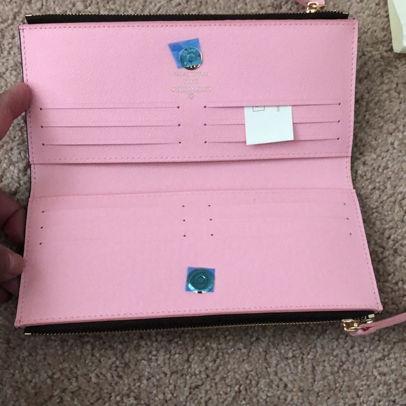 NWOT wallet - Picture 5 of 10